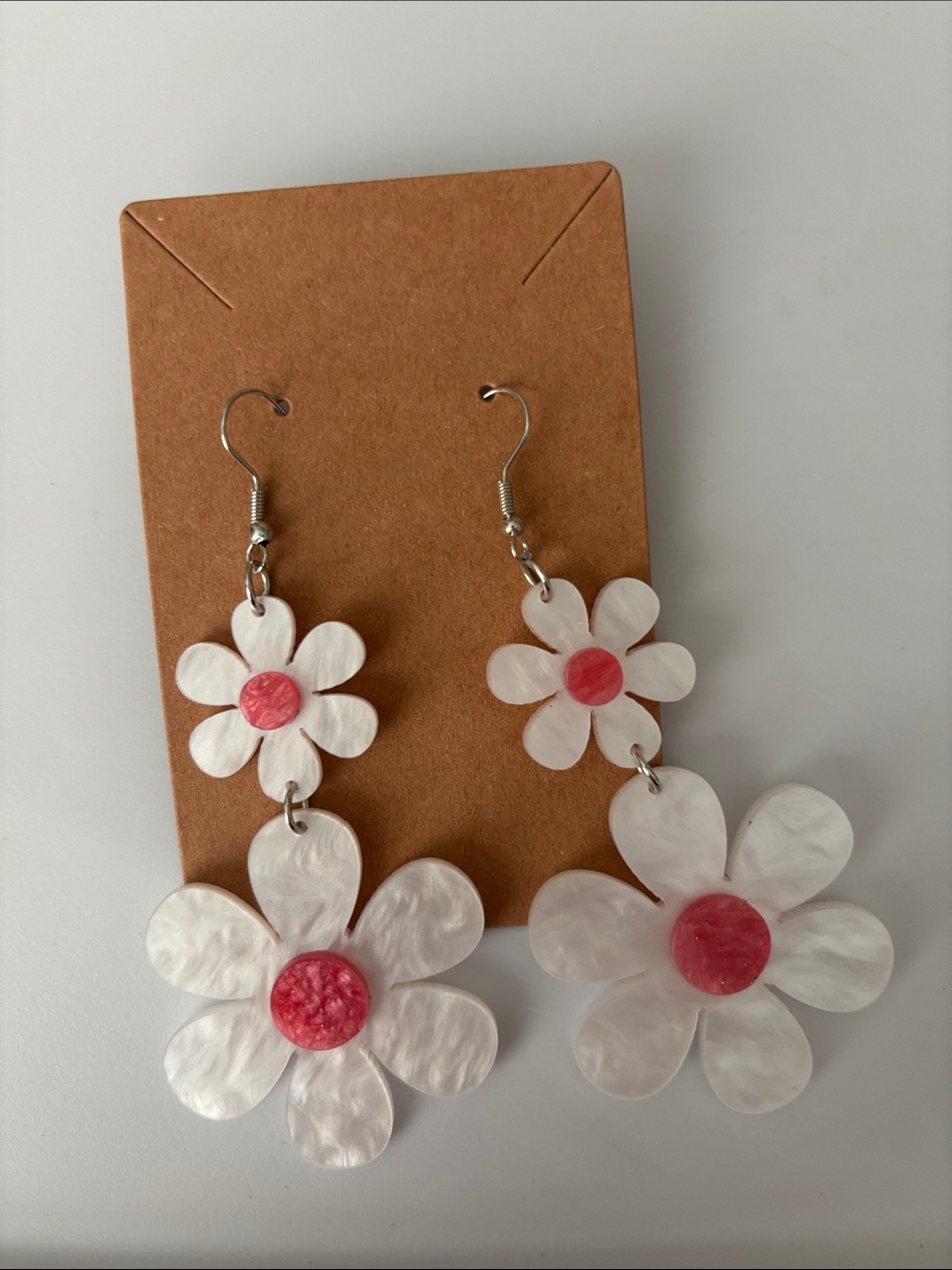 Fashion Jewelry White Mother-of-Pearl Daisy Earrings with Pink Centers